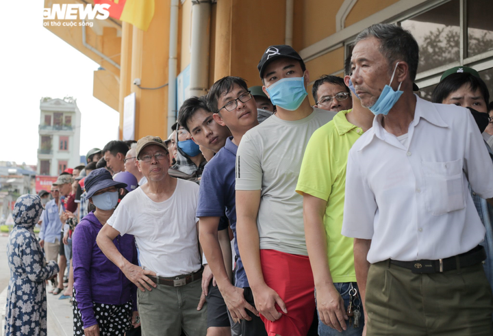 CĐV chen nhau nhét tiền qua khe cửa mua vé trận Nam Định vs HAGL - 3