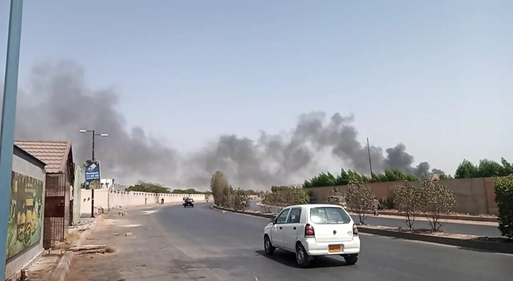 Video, ảnh: Hiện trường máy bay chở 107 người rơi vào nhà dân ở Pakistan - 4