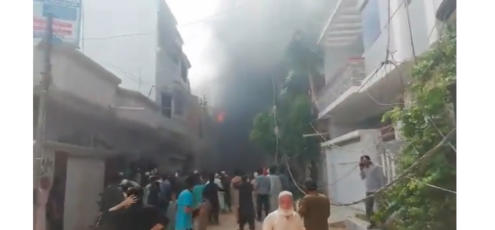 Video, ảnh: Hiện trường máy bay chở 107 người rơi vào nhà dân ở Pakistan - 6