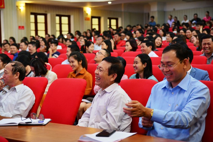 Chiếc vali và câu chuyện nghề giáo của vị tiến sĩ trẻ - 2