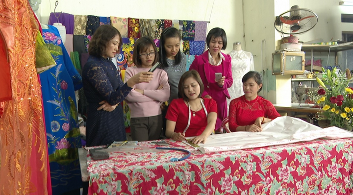 Cô thợ may Phạm Thị Thắm truyền cảm hứng mạnh mẽ tới cộng đồng - 3