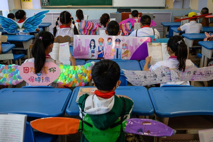 Học sinh Trung Quốc đeo cánh đến trường để chống COVID-19 - 2