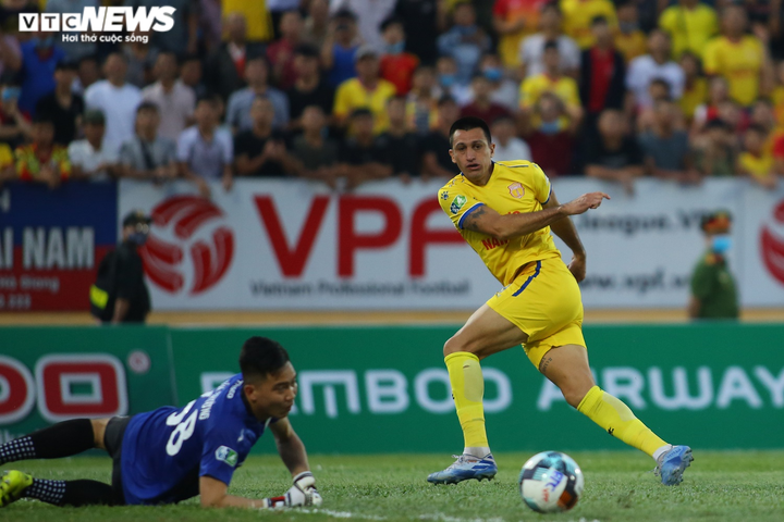 Trận đấu cả thế giới thèm muốn: Văn Toàn, Tuấn Anh lực bất tòng tâm - 5