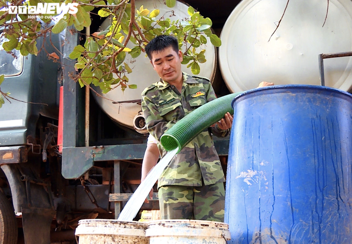 Hạn kinh hoàng, người Gia Lai mót từng giọt nước đục ngầu từ hố trũng về ăn - 6