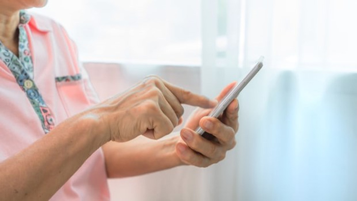 Đăng ảnh cháu lên mạng, bà ngoại đối mặt án phạt tới 1.000 euro - 1