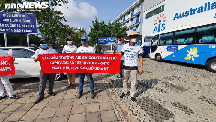 Phụ huynh trường quốc tế oằn lưng 'gánh' đủ thứ phí cho con - 1