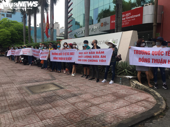 Phụ huynh trường quốc tế oằn lưng 'gánh' đủ thứ phí cho con - 2