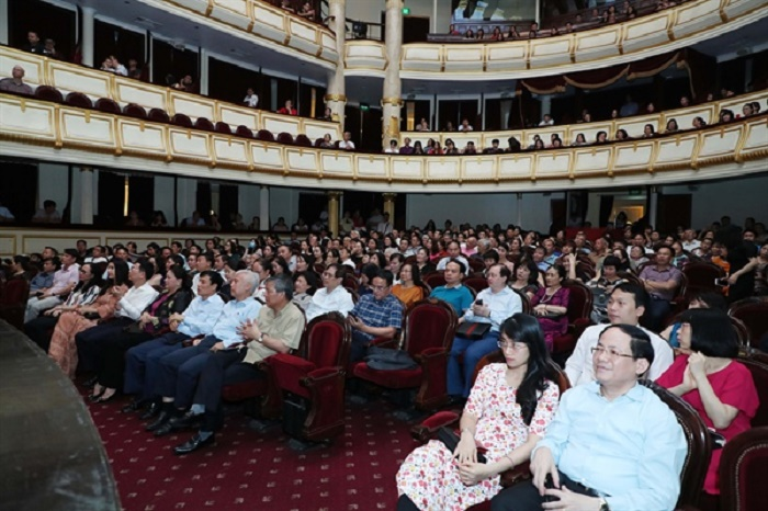 Chủ tịch Quốc hội Nguyễn Thị Kim Ngân xem vở 'Bệnh sĩ' - 5