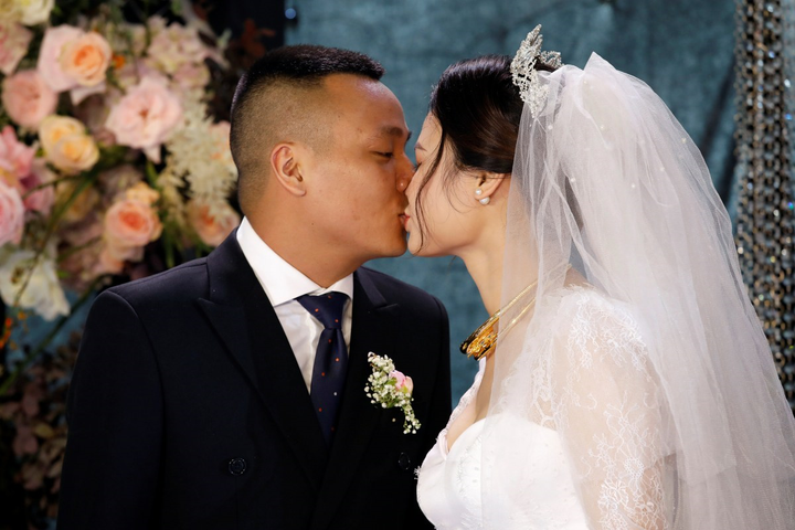 Báo Anh đăng ảnh đám cưới Việt Nam rực rỡ sau cách ly xã hội - 3