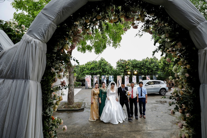 Báo Anh đăng ảnh đám cưới Việt Nam rực rỡ sau cách ly xã hội - 4