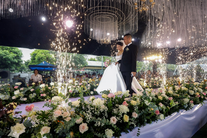 Báo Anh đăng ảnh đám cưới Việt Nam rực rỡ sau cách ly xã hội - 6