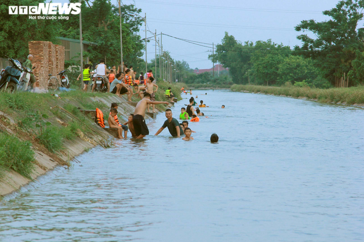 Rùng mình xem nam thanh niên phi thân lộn nhào từ độ cao 5m xuống nước - 1