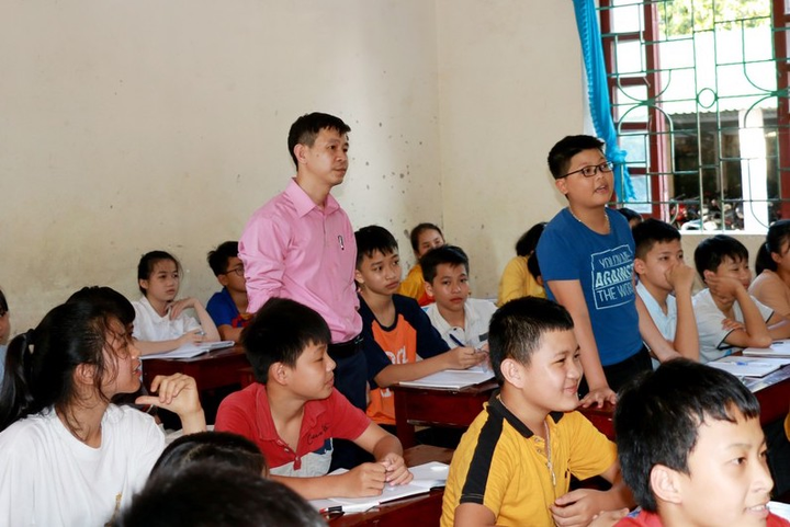 Cô và trò ướt đẫm mồ hôi, kiệt sức vì dạy - học trong mùa hè oi bức - 1