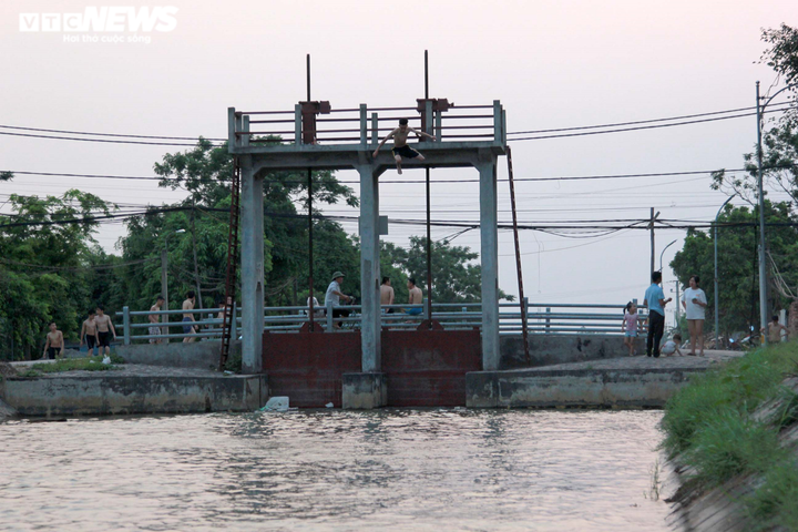 Rùng mình xem nam thanh niên phi thân lộn nhào từ độ cao 5m xuống nước - 6