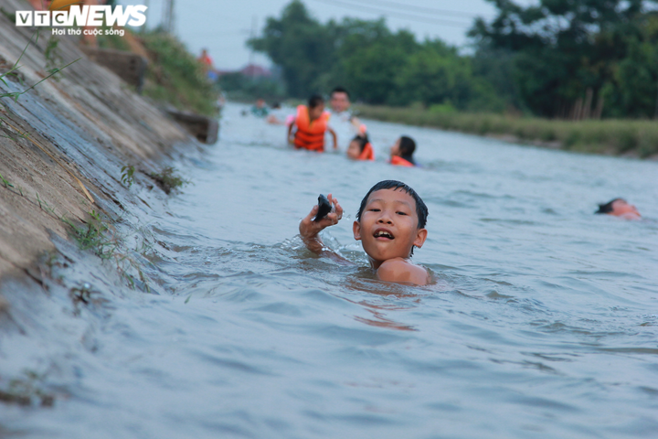 Rùng mình xem nam thanh niên phi thân lộn nhào từ độ cao 5m xuống nước - 3