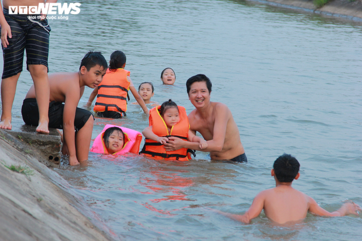 Rùng mình xem nam thanh niên phi thân lộn nhào từ độ cao 5m xuống nước - 2