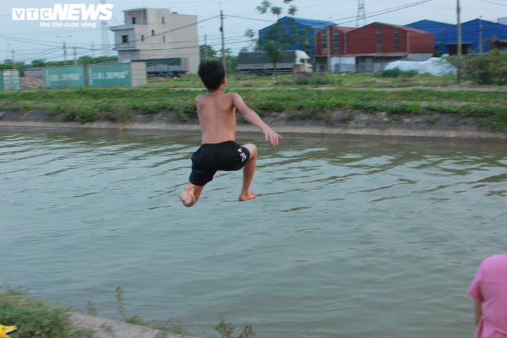 Rùng mình xem nam thanh niên phi thân lộn nhào từ độ cao 5m xuống nước - 5