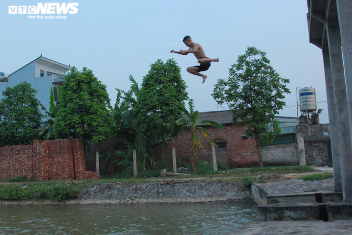 Rùng mình xem nam thanh niên phi thân lộn nhào từ độ cao 5m xuống nước - 8
