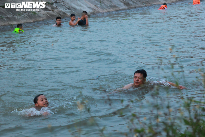 Rùng mình xem nam thanh niên phi thân lộn nhào từ độ cao 5m xuống nước - 4