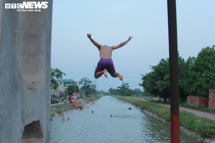 Rùng mình xem nam thanh niên phi thân lộn nhào từ độ cao 5m xuống nước - 7