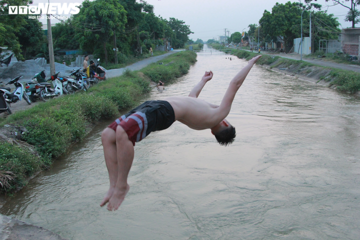 Rùng mình xem nam thanh niên phi thân lộn nhào từ độ cao 5m xuống nước - 10