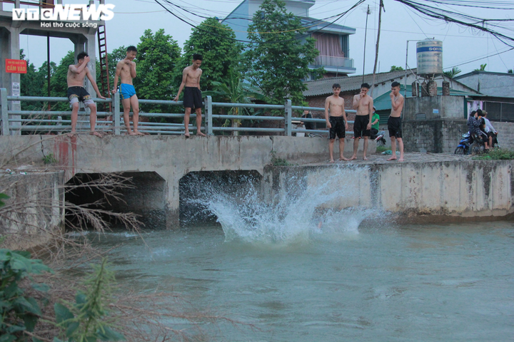 Rùng mình xem nam thanh niên phi thân lộn nhào từ độ cao 5m xuống nước - 11