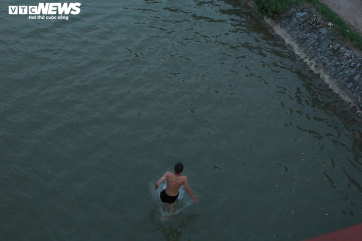 Rùng mình xem nam thanh niên phi thân lộn nhào từ độ cao 5m xuống nước - 9