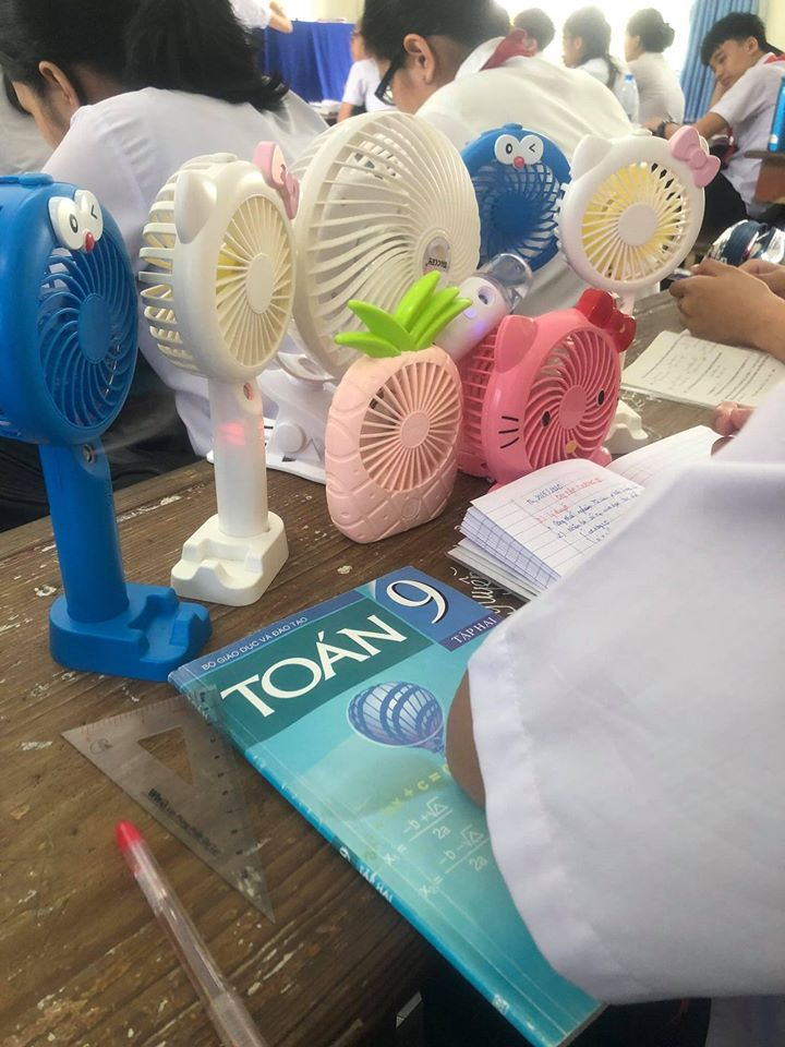 Đi học giữa mùa hè oi bức, đây là muôn kiểu chống nóng 'bá đạo' của học sinh - 3