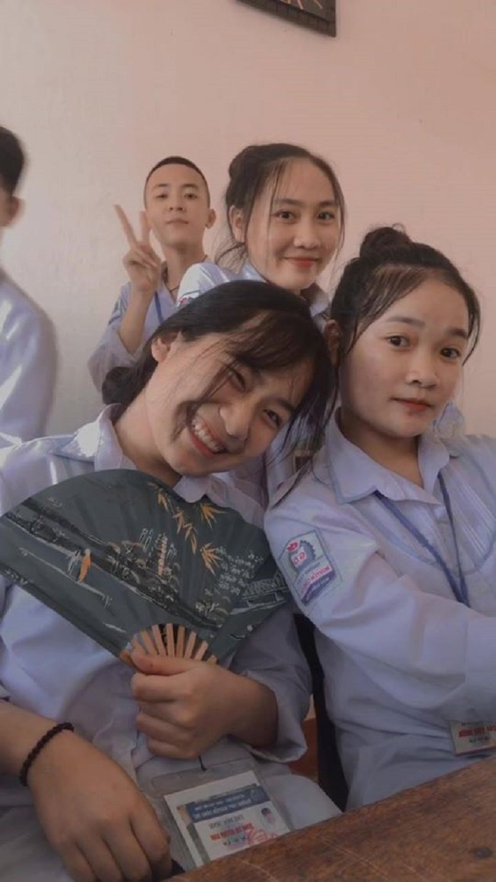 Đi học giữa mùa hè oi bức, đây là muôn kiểu chống nóng 'bá đạo' của học sinh - 1