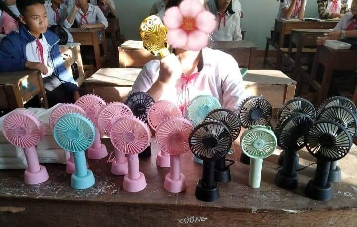 Đi học giữa mùa hè oi bức, đây là muôn kiểu chống nóng 'bá đạo' của học sinh - 2