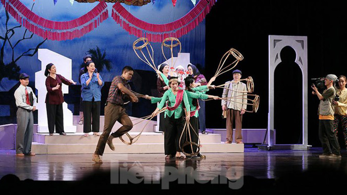 Đêm diễn ‘Bệnh sĩ’ của Lưu Quang Vũ chật kín khán giả - 3