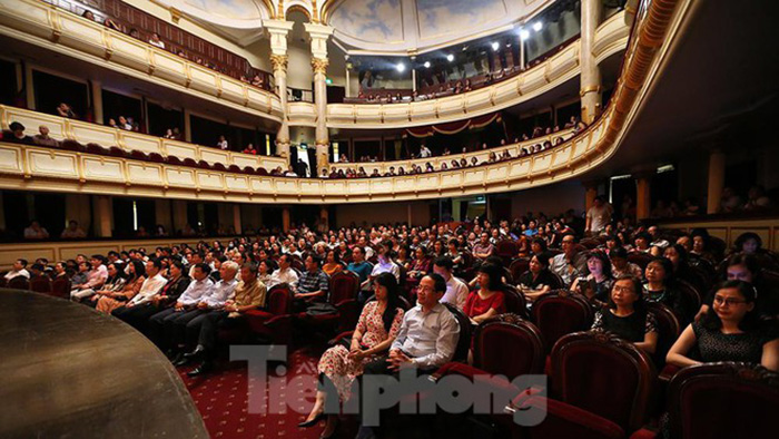 Đêm diễn ‘Bệnh sĩ’ của Lưu Quang Vũ chật kín khán giả - 4