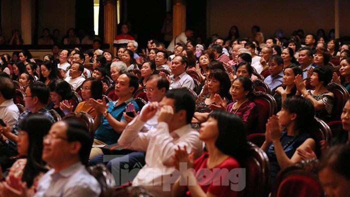 Đêm diễn ‘Bệnh sĩ’ của Lưu Quang Vũ chật kín khán giả - 5