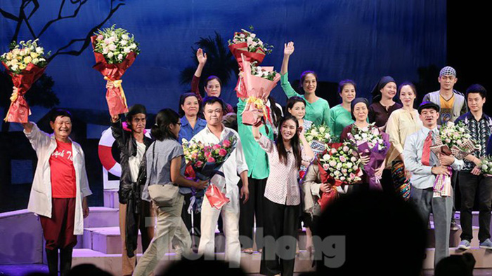 Đêm diễn ‘Bệnh sĩ’ của Lưu Quang Vũ chật kín khán giả - 7