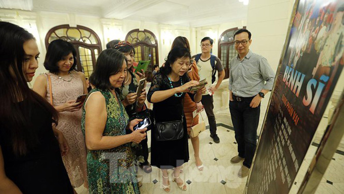 Đêm diễn ‘Bệnh sĩ’ của Lưu Quang Vũ chật kín khán giả - 8