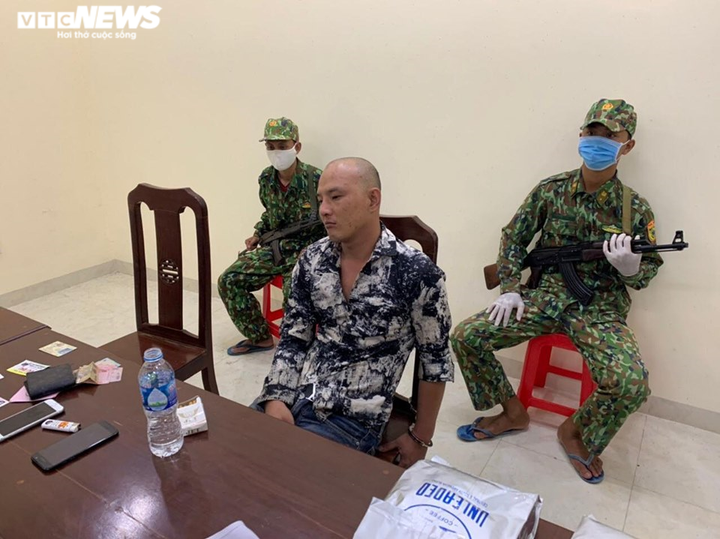 Bắt nam thanh niên dắt lưng 3 khẩu súng cùng hơn 20kg ma tuý - 1