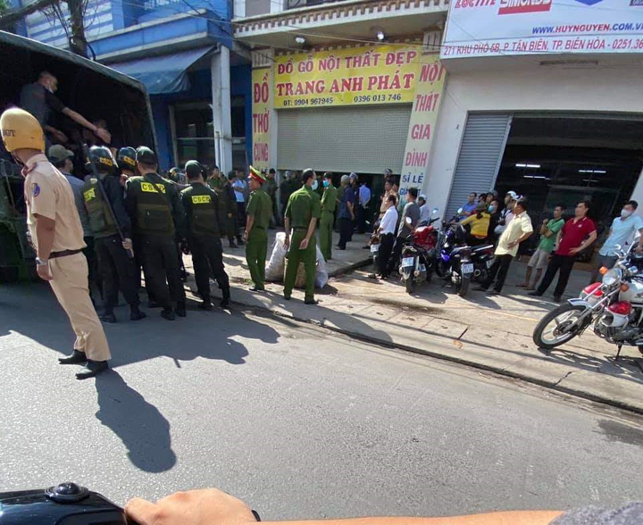 Đột kích trại cai nghiện ‘chui’, gần 100 con nghiện bị công an đưa về trụ sở - 1