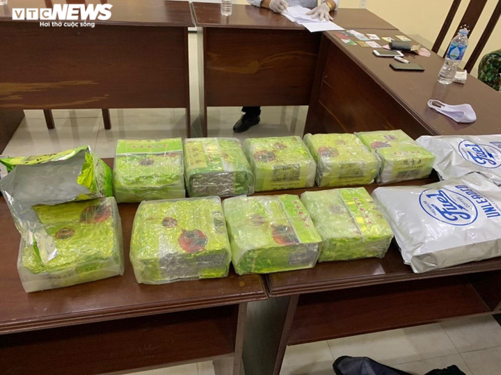 Bắt nam thanh niên dắt lưng 3 khẩu súng cùng hơn 20kg ma tuý - 2