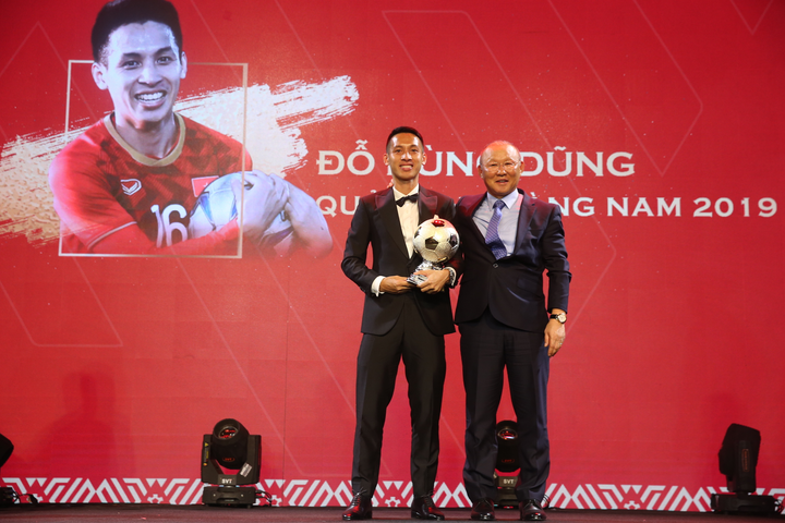 Đỗ Hùng Dũng giành Quả bóng Vàng Việt Nam 2019, Quang Hải đoạt Quả bóng Bạc - 1