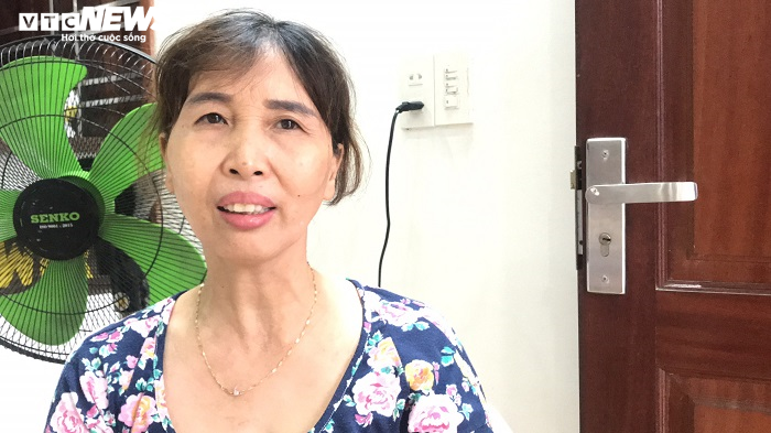 Bị tố cố tình dàn dựng con đứng nắng ở cổng trường, phụ huynh nói gì? - 1