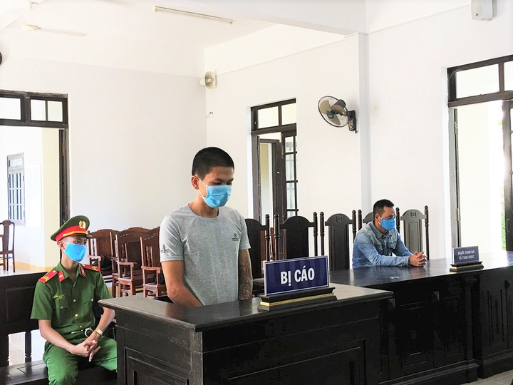 Kẻ tát nữ cán bộ chốt kiểm soát dịch COVID-19 lĩnh 9 tháng tù - 1