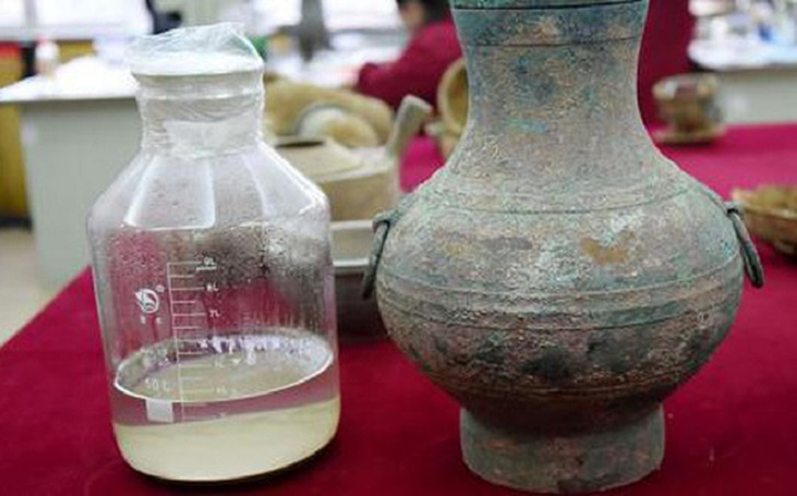 Bí ẩn thứ chất lỏng chứa trong bình cổ 2.000 năm tuổi - 1