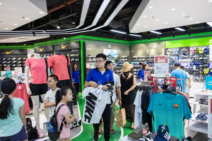 Hậu COVID: Phố xá tấp nập người, Trung tâm thương mại ùn ùn khách mua sắm - 5