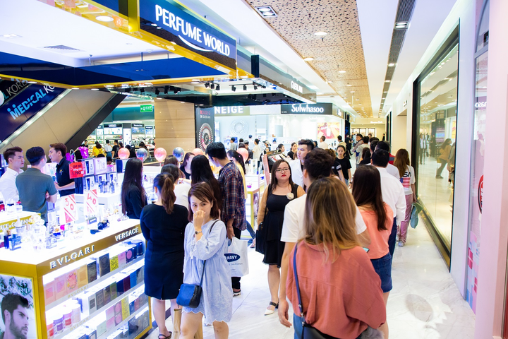 Hậu COVID: Phố xá tấp nập người, Trung tâm thương mại ùn ùn khách mua sắm - 4