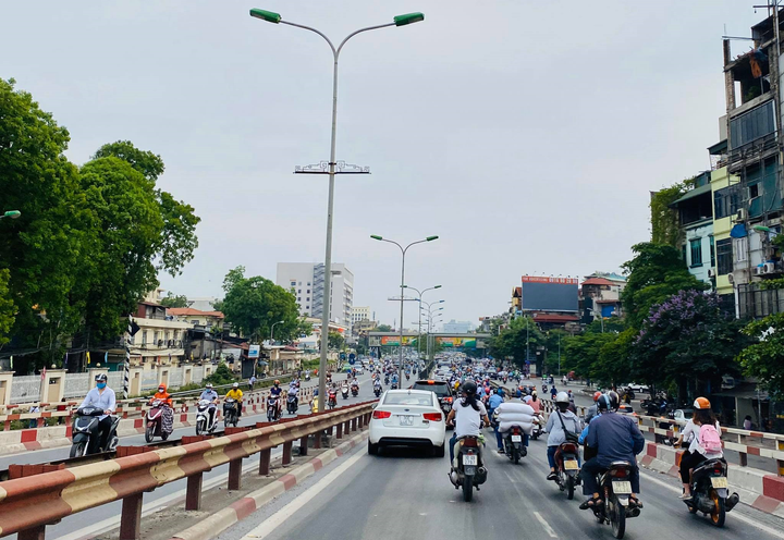 Hậu COVID: Phố xá tấp nập người, Trung tâm thương mại ùn ùn khách mua sắm - 1