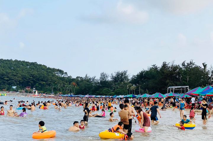 Hậu COVID: Phố xá tấp nập người, Trung tâm thương mại ùn ùn khách mua sắm - 3