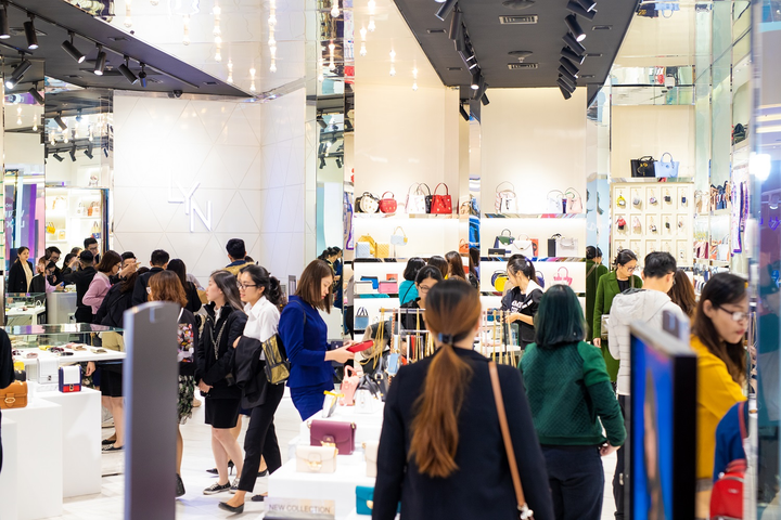 Hậu COVID: Phố xá tấp nập người, Trung tâm thương mại ùn ùn khách mua sắm - 6