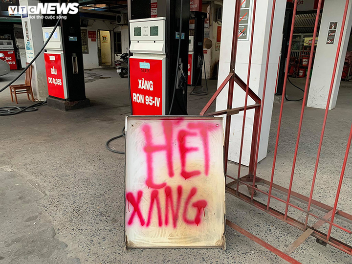 Xử lý nghiêm việc găm hàng chờ tăng giá trong kinh doanh xăng dầu - 1