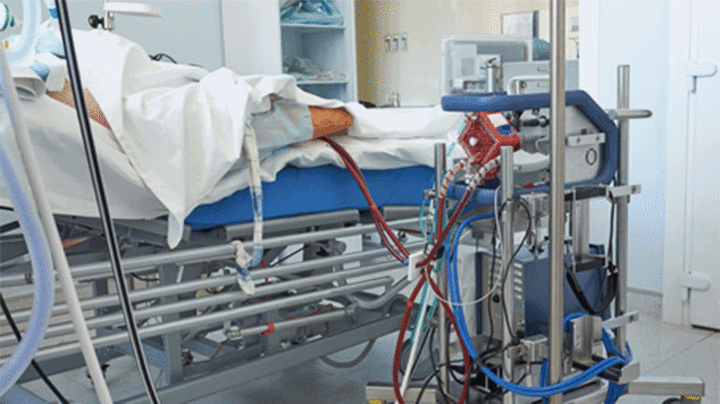 Phi công người Anh nhiễm loại vi khuẩn khó điều trị, phải lọc máu trở lại - 1