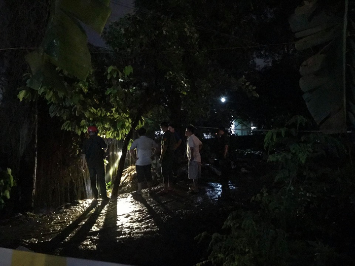 Tắm mưa, bé trai 4 tuổi bị cuốn xuống mương mất tích - 1